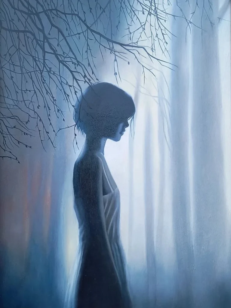 Silhouette jeune femme et sous-bois sombres et brumeux.